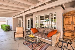 un soggiorno con divano e 2 tavoli di Private Tuscany Oasis with Pool - Perfect for families, couples or business travelers home a Phoenix