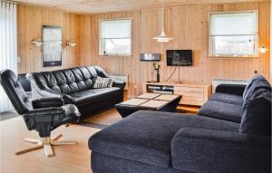 sala de estar con 2 sofás y TV en Cozy Home In Vinderup With Kitchen, en Vinderup