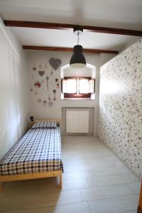 een slaapkamer met een bed en een raam bij Casa Margherita in Florence