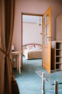 ein Schlafzimmer mit einem Bett und einem großen Spiegel in der Unterkunft Ośrodek Szkoleniowo Wypoczynkowy ROŻNÓW in Rożnów