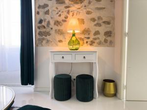 a lamp sitting on a table with two stools at Le Cosy Safranier Vieil Antibes in Antibes