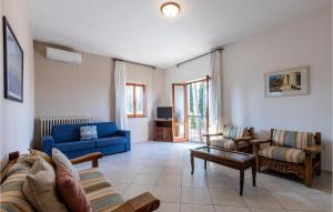 San GervasioにあるVilla Sambucoのリビングルーム(青いソファ、椅子付)