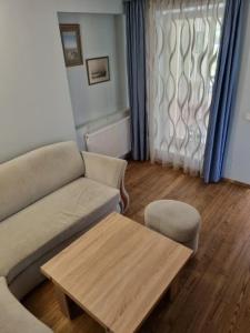 sala de estar con sofá y mesa de centro en Pas Vidą en Nida