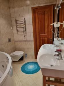 y baño con lavabo, aseo y bañera. en Pas Vidą, en Nida