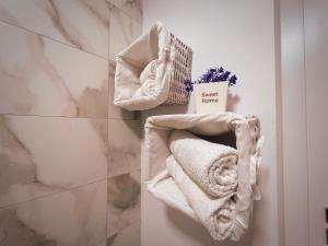 a towel rack with towels and a sign that reads sweet flavor at ART Apartment II in Târgu-Mureş +7 photos