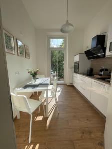 cocina con mesa y sillas en una habitación en Mittendrin en Cottbus