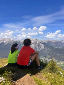 deux personnes assises au sommet d'une montagne dans l'établissement Mitten im Zentrum Ferienwohnungen mit sonniger Terrasse, à Telfs