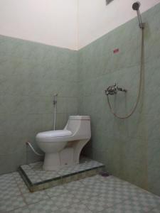 ein Bad mit einem WC und einer Dusche in der Unterkunft Hotel Tentrem Syariah in Probolinggo