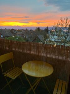 Východ nebo západ slunce při pohledu z bed and breakfast nebo okolí