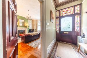Area soggiorno di The Regency Studio at 82 Cathedral