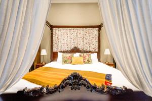 Letto o letti in una camera di The Regency Studio at 82 Cathedral