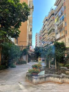 una calle en una ciudad con edificios altos en Vomero Suite b&b Napoli en Nápoles