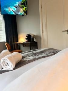 een hotelkamer met een bed met handdoeken erop bij Shanroe Accommodation in Mullaghbane