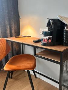 Shanroe Accommodation في Mullaghbane: مكتب مع آلة صنع القهوة وكرسي