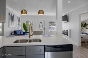 A kitchen or kitchenette at West Palm Beach Tropical Oasis