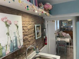 Koupelna v ubytování Captivating 1-Bed Cottage in Ross-on-Wye
