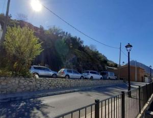 grupa samochodów zaparkowanych na poboczu drogi w obiekcie Casa Millor Vista, Rooms w mieście Xàtiva