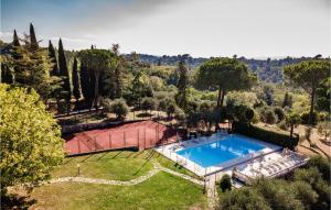 vista aerea di una casa con piscina di Villa Tiglio a San Gervasio