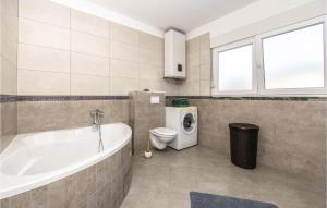 Kúpeľňa v ubytovaní Two-Bedroom Apartment In Podstrana