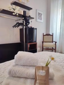 Postel nebo postele na pokoji v ubytování Al Teatro Suites