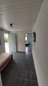 Zimmer mit einem Bett und einem TV an der Wand in der Unterkunft Mares do Sul in São Vicente