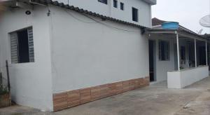 a white house with a brick wall at Mares do Sul in São Vicente