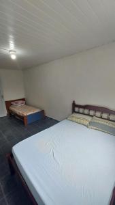 1 Schlafzimmer mit 2 Betten in einem Zimmer in der Unterkunft Mares do Sul in São Vicente