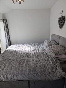 Postel nebo postele na pokoji v ubytování Charming 2 Bed Cottage in Nidderdale Near Harrogat