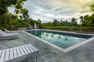 Bassein majutusasutuses Hotel Parkside & Swimming Pool-Between Greenery and Azure ,Your Perfect Retreat või selle lähedal