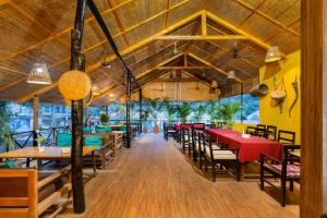 un ristorante con tavoli e sedie in una stanza di Hotel Parkside & Swimming Pool-Between Greenery and Azure ,Your Perfect Retreat a Chitwan