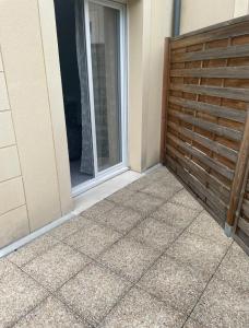 an entrance to a house with a wooden door at Studio à 300 m de la gare de Mantes-la-Jolie in Mantes-la-Jolie