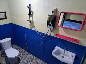 La salle de bains est pourvue de toilettes, d'un miroir et d'un lavabo. dans l'établissement Neeno Hut, à Ko Chang