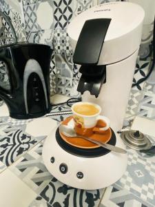 een koffiezetapparaat met een kopje koffie bij Studio centre village Soligny la Trappe proche Mortagne au perche in Soligny-la-Trappe