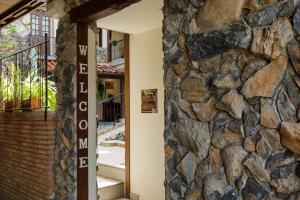 eine Steinmauer im Eingang zu einem Gebäude in der Unterkunft Le Charcoa Hotel in Chiang Mai