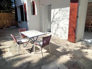 een tafel en stoelen buiten een gebouw bij Appartement calme a 2 minutes a pieds du centre ville in Manosque