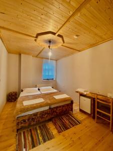 Un pat sau paturi într-o cameră la Bujtina Oxhaku i Docit