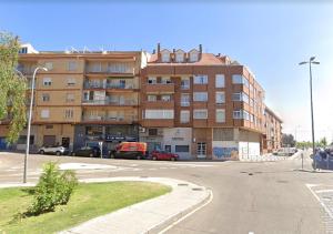 un gran edificio con un estacionamiento delante de él en Peña de Francia, en Zamora