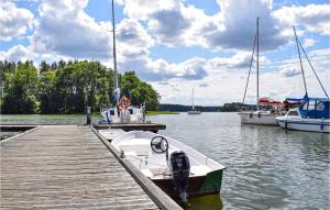 Nice Home In Ruciane - Nida في روسيان-نيدا: مرسى القارب في مرسى على البحيرة