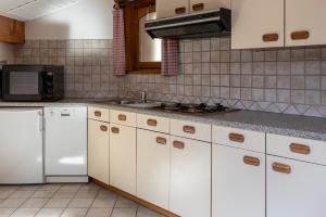 Una cocina o zona de cocina en Chalet Rochebrune - Apartment Mont-Chery