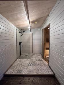 pasillo con suelo de baldosa en una habitación con puerta en Saun ööbimisega, en Vehendi