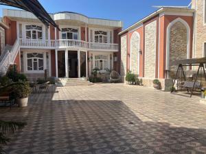 un gran edificio de ladrillo rojo con patio en Hotel Al-Bukhory en Samarcanda