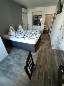 Ліжко або ліжка в номері BoardingHouse Sinsheim zentral am Burgplatz