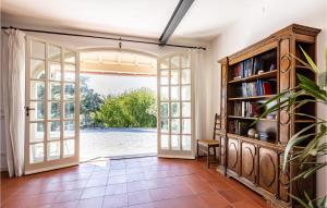 una porta aperta su un soggiorno con libreria di Villa Tiglio a San Gervasio
