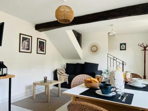 a living room with a table and a couch at Gîte cosy à Chambly in Chambly