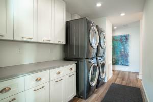 a laundry room with a washer and dryer at The Buckeye Retreat Mansion in Columbus