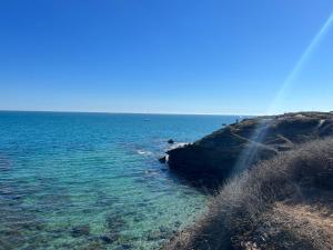 - une vue sur une étendue d'eau avec l'océan dans l'établissement LoVe 3, au Cap d'Agde 5 autres photos