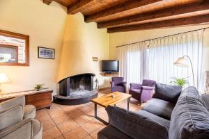 salon z kanapą i kominkiem w obiekcie Casa Cobert del Carro w mieście Lladurs