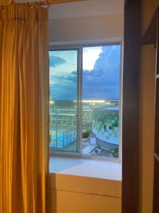 una finestra con vista sulla piscina di Valledupar I amplio y comodo apartamento cerca a todo y en zona segura de la ciudad a Valledupar