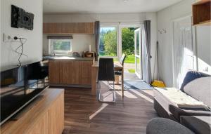 una cucina e un soggiorno con tavolo e divano di Visam Weg 32 a Untergriesbach