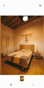 Un dormitorio con una cama grande y una lámpara de araña. en IGUANA HOUSE, en Máncora